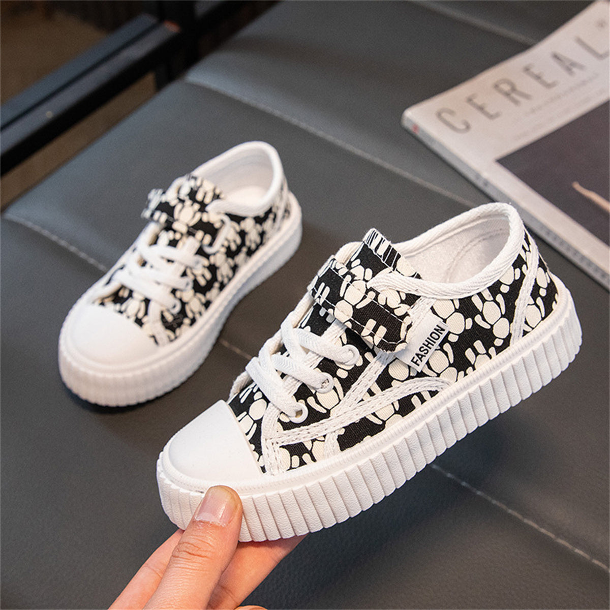 Medium and large size boys and girls' low-top canvas shoes with cute paw prints