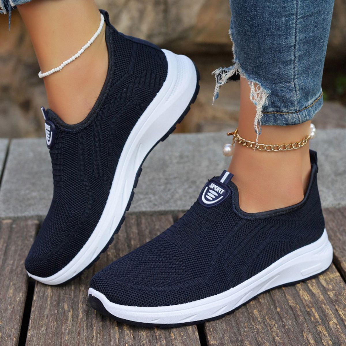 Comfortable flying woven slip-on shoes for mothers women