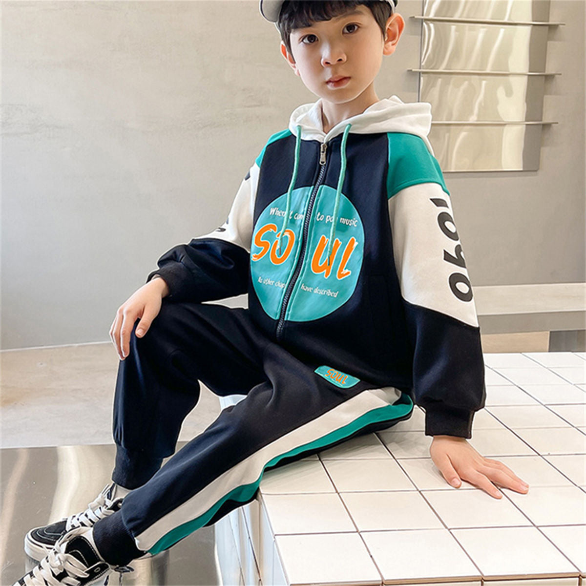 Two-piece color matching sweater suit for middle and large boys in autumn and winter