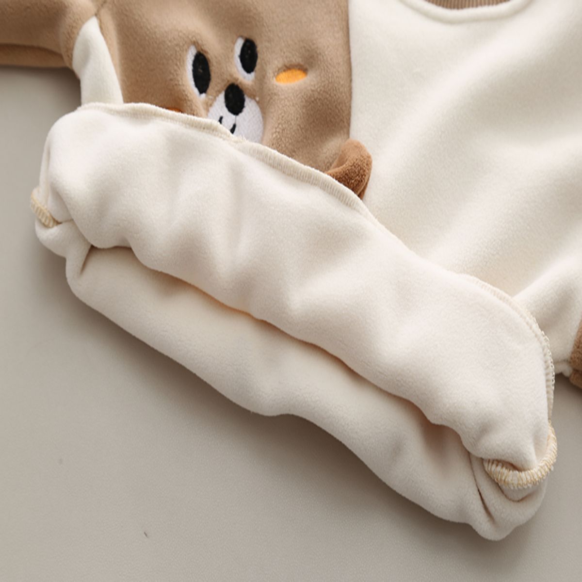 Baby winter suit new style plus velvet cartoon animal sweater two-piece suit small and medium children's clothes winter style plus velvet thickened