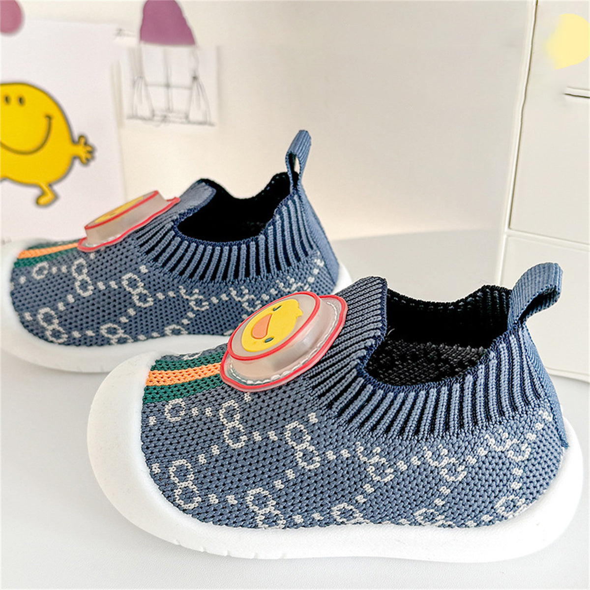 Wholesale children's floor shoes non-slip newborn baby early education shoes breathable and comfortable flashing doll baby toddler shoes