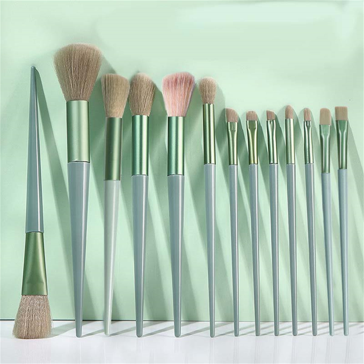 13-piece set of foundation, eyeshadow, blush tools, soft bristles, portable beginner makeup brushes