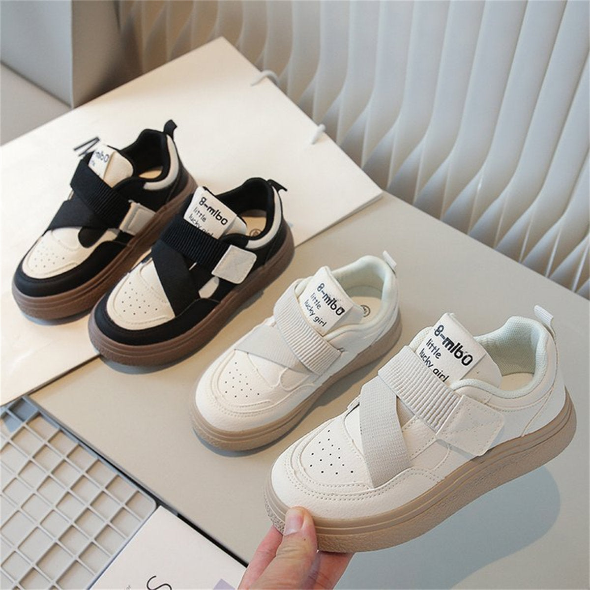 Black and white contrast casual sports style soft-soled low-top canvas shoes for middle and large children