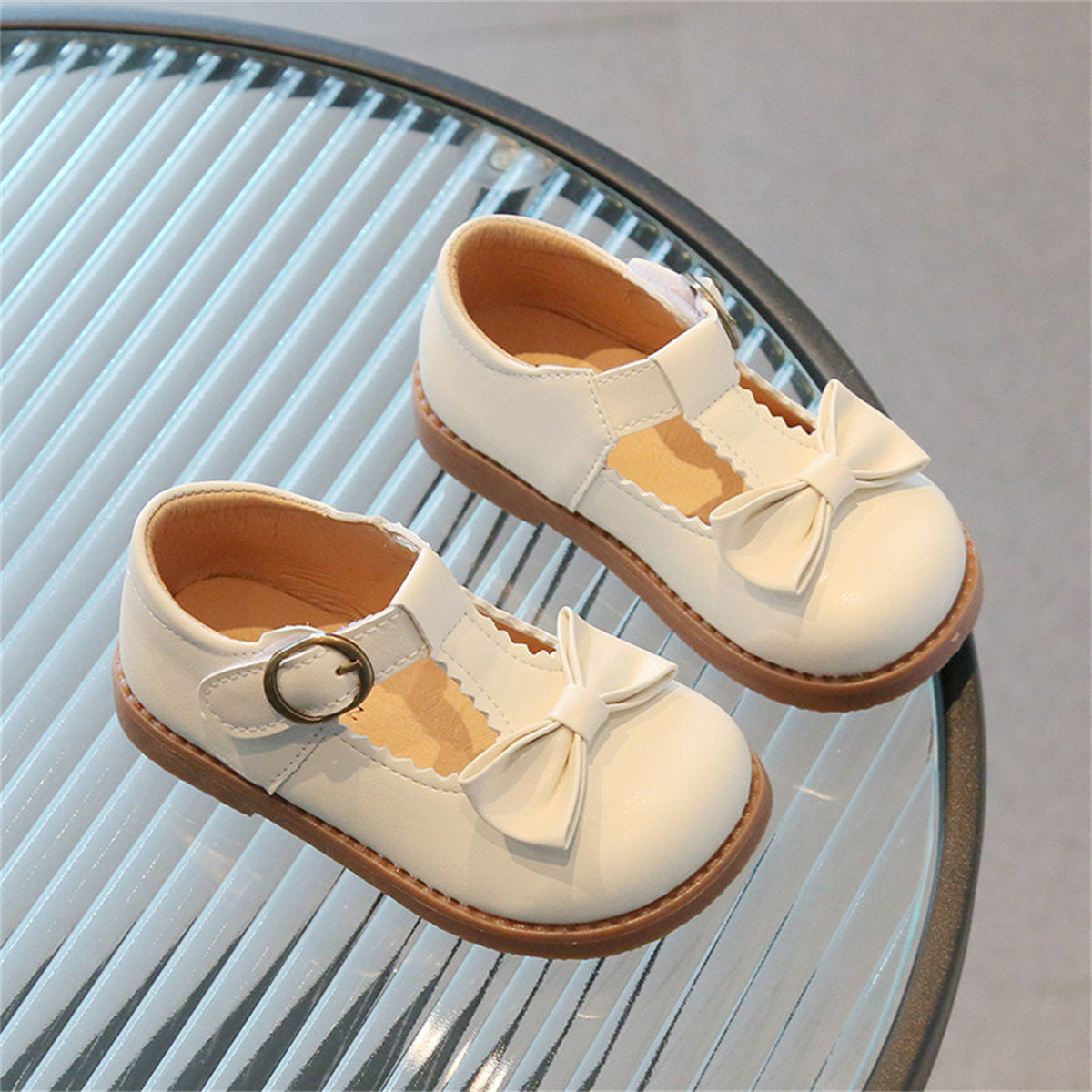 Little girl's spring and autumn cute sweet style butterfly soft bottom non-slip flat leather shoes