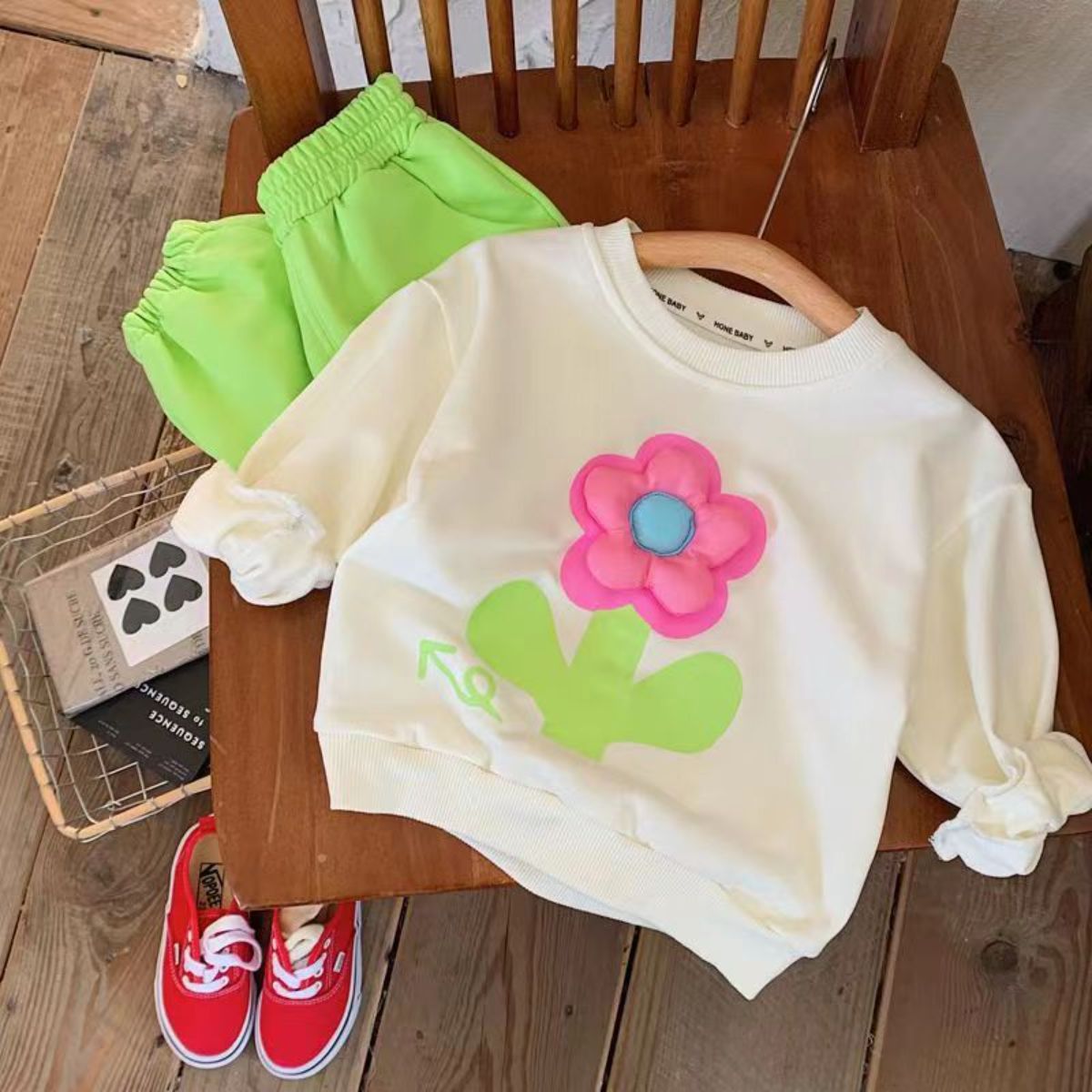 Girls suits new spring and autumn a complete set of children's three-dimensional flower sweater trousers two-piece suit