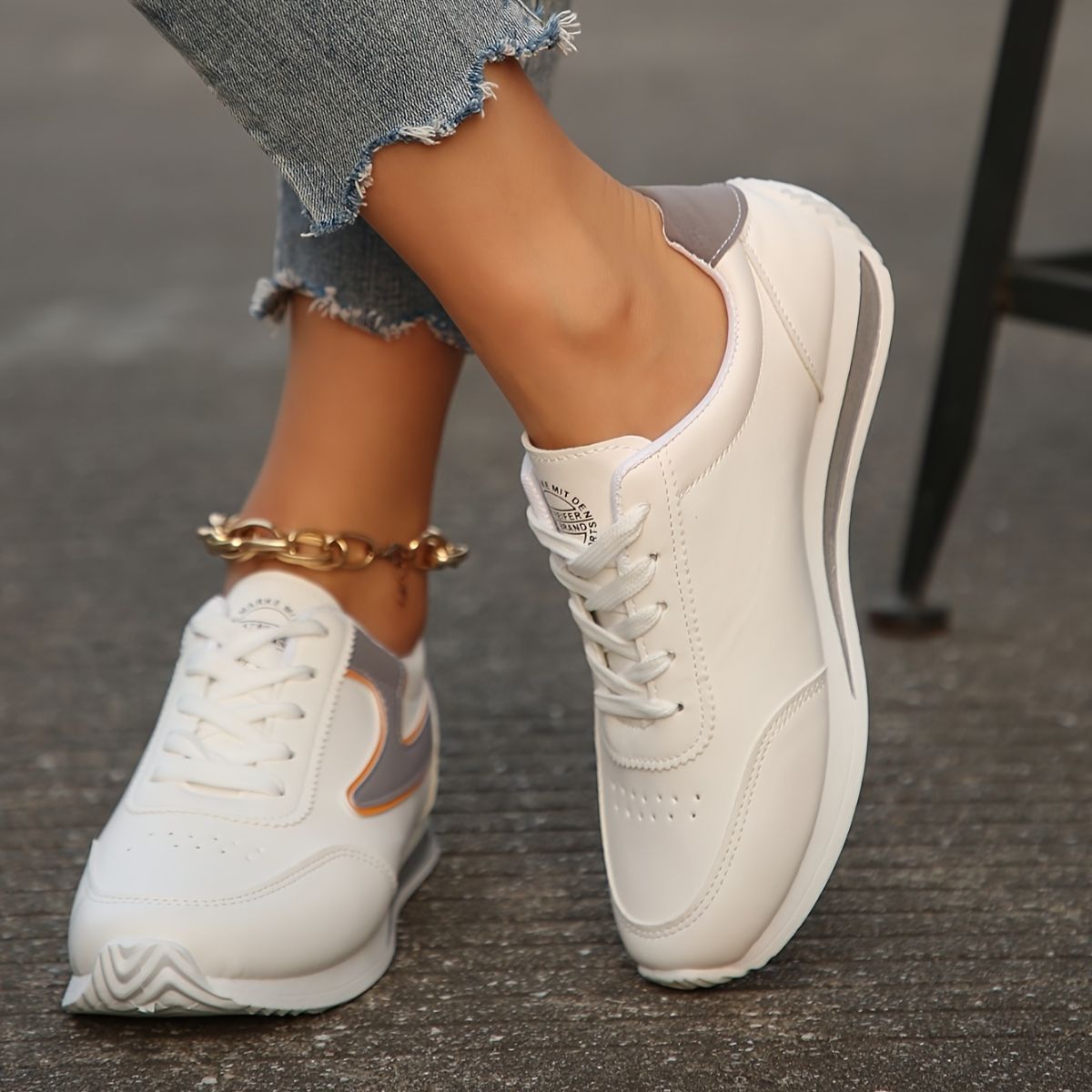 Fashionable and simple white shoes for women, low-top, soft sole, lightweight, casual and versatile ladies' Forrest Gump shoes