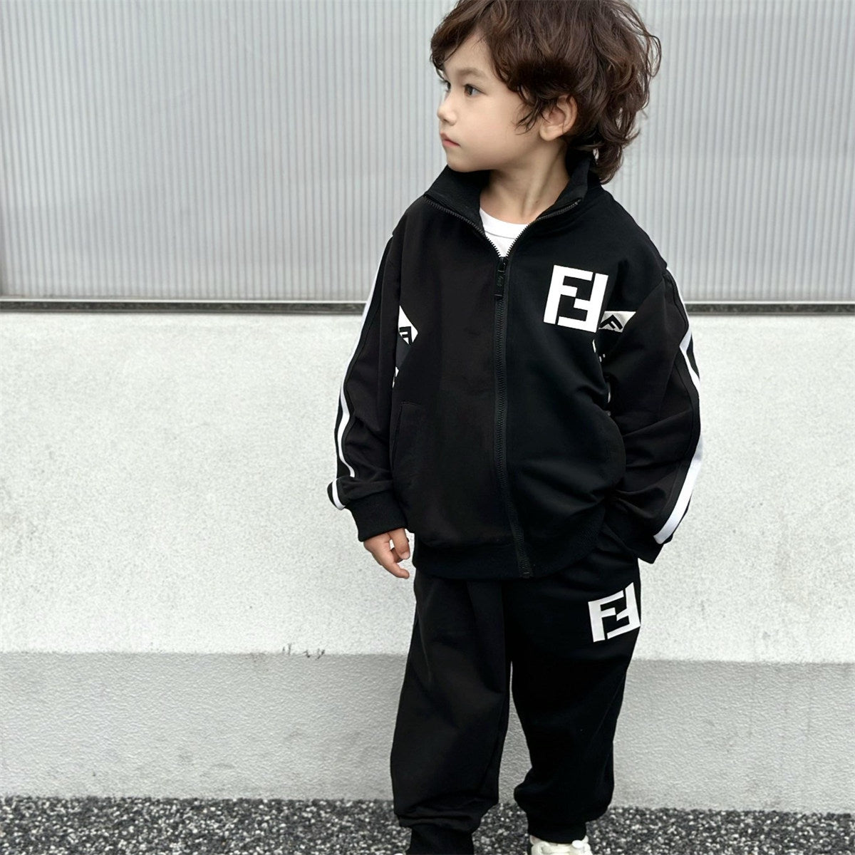 Fashionable sports casual suit for middle and large children