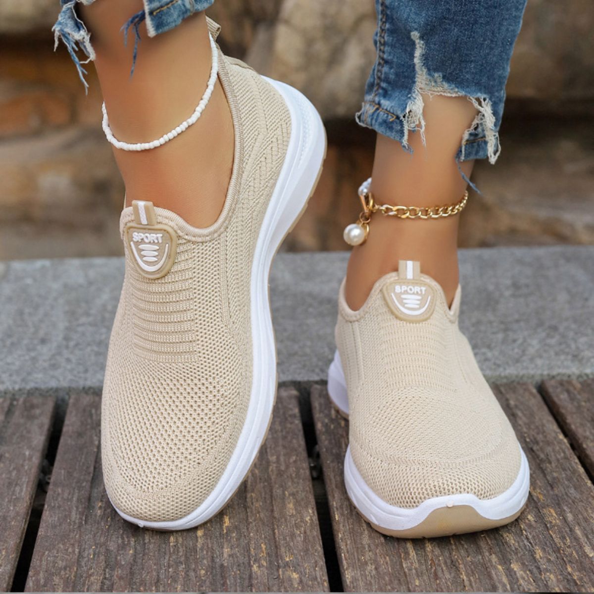 Comfortable flying woven slip-on shoes for mothers women