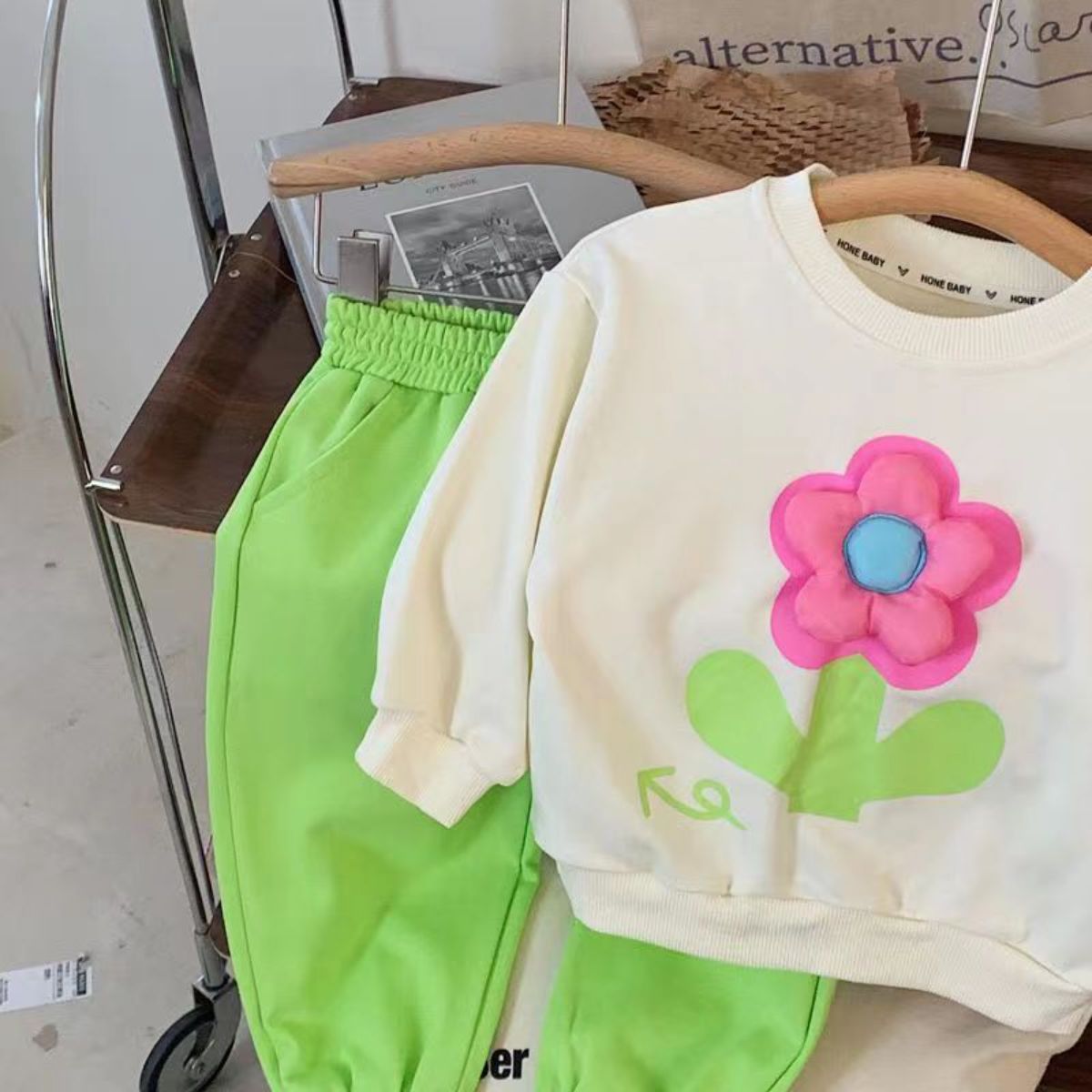 Girls suits new spring and autumn a complete set of children's three-dimensional flower sweater trousers two-piece suit