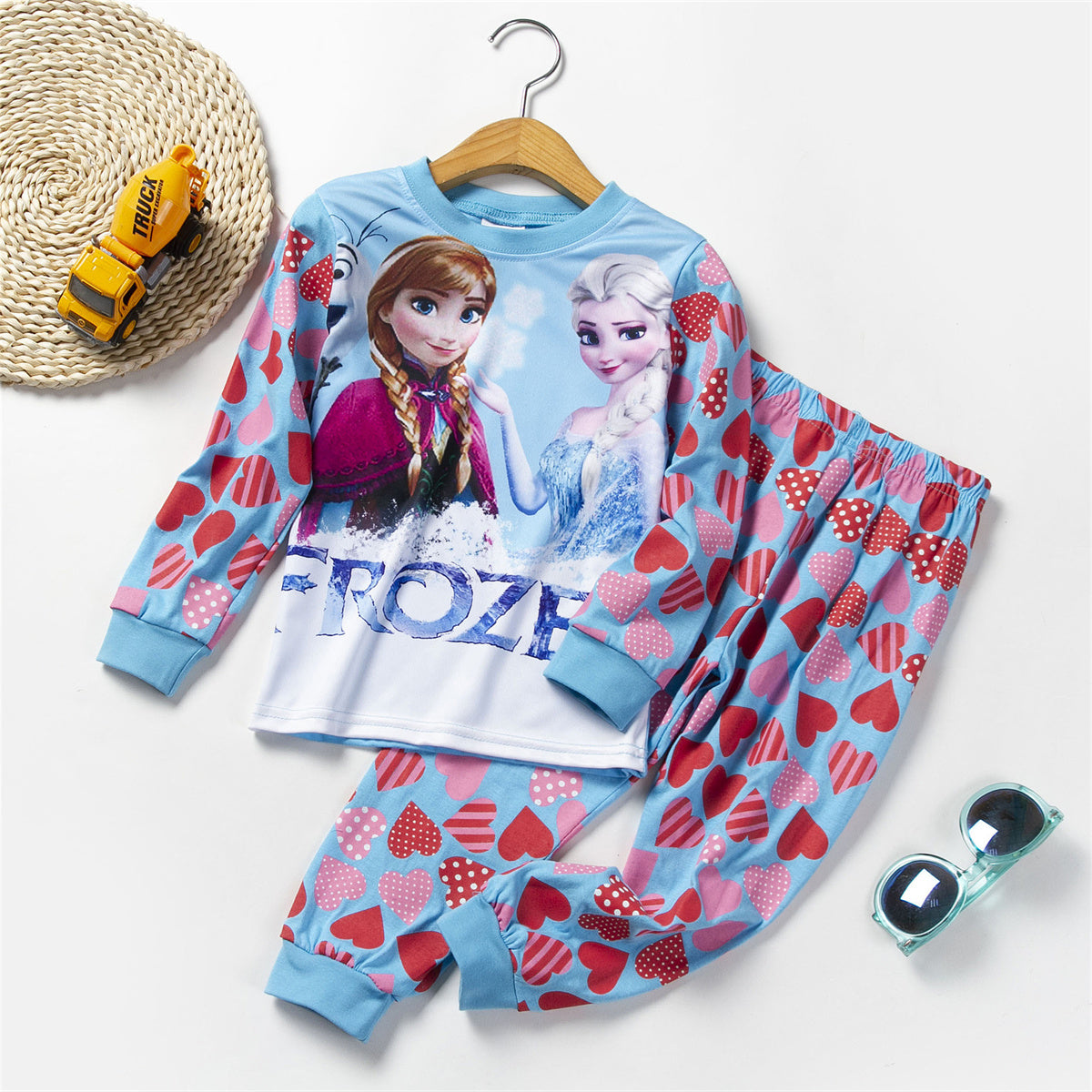 Cute cartoon girl's home clothes