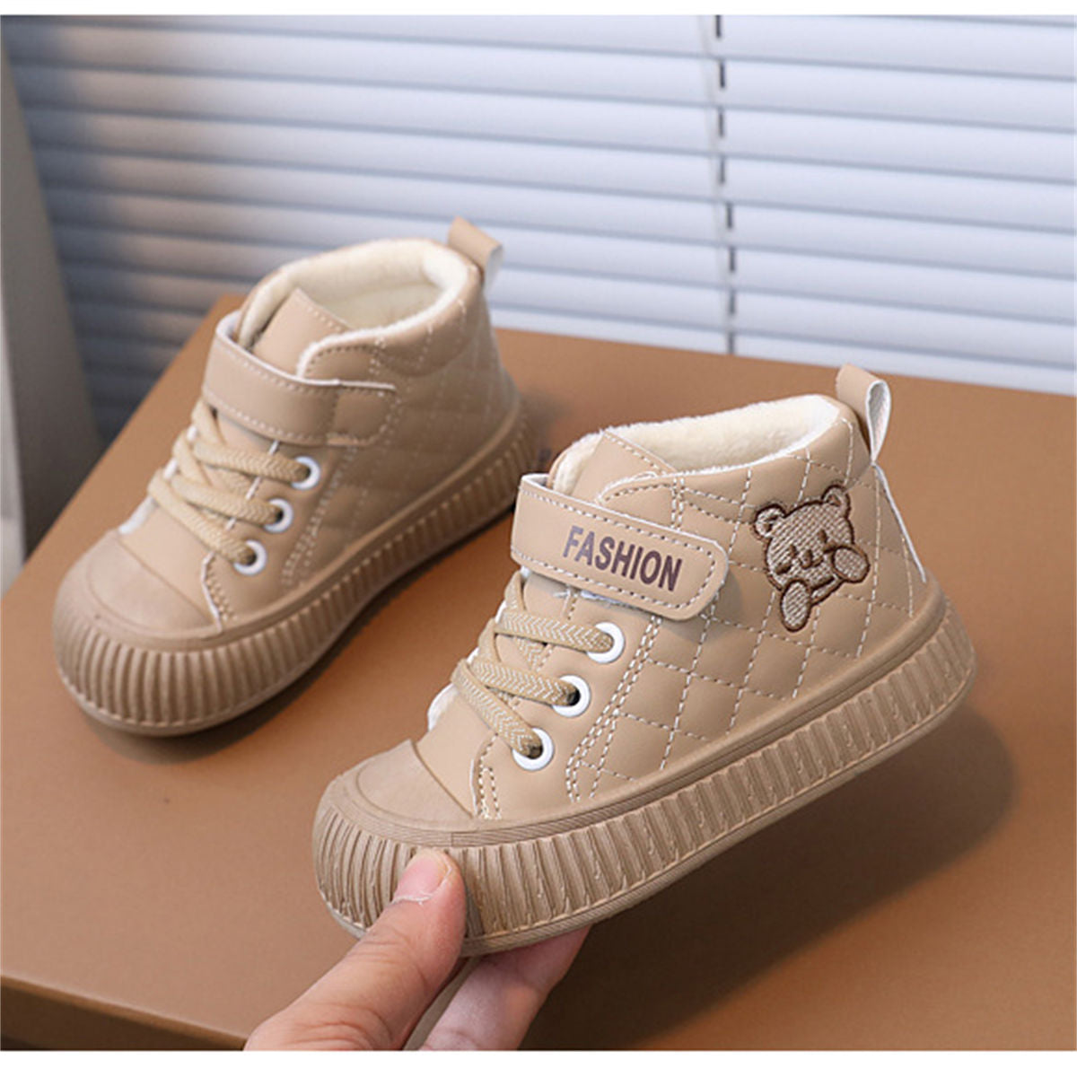 Children&#39;s winter velvet and cute embroidered bear waterproof soft-soled high-top sneakers