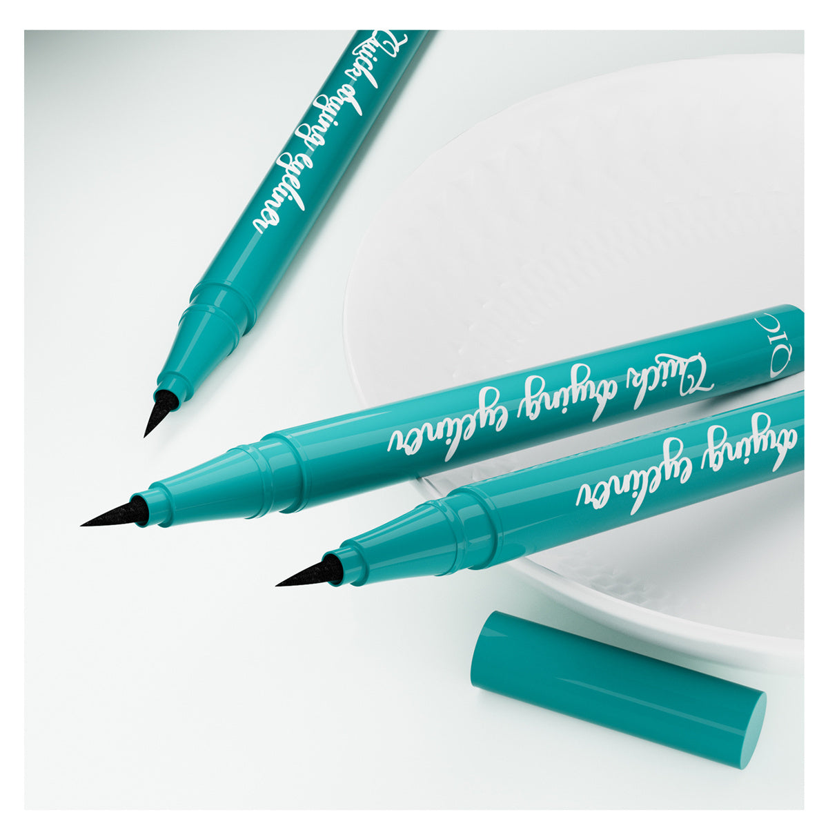 Cool black quick-drying eyeliner that does not fall off or smudge, waterproof and sweat-resistant eyeliner