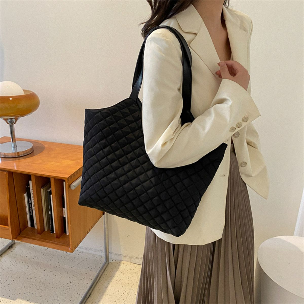 Large capacity casual commuter shoulder tote bag