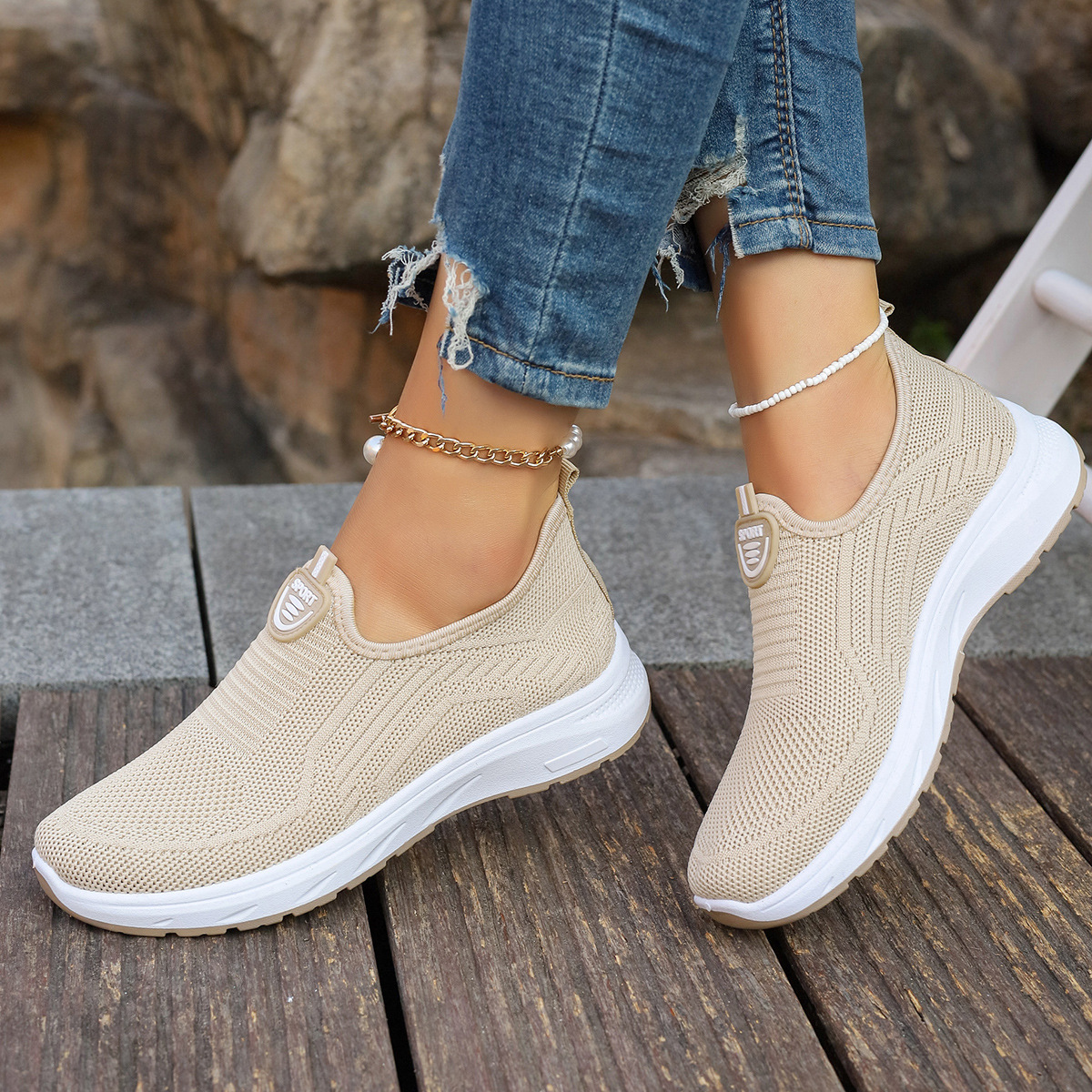 Comfortable flying woven slip-on shoes for mothers women