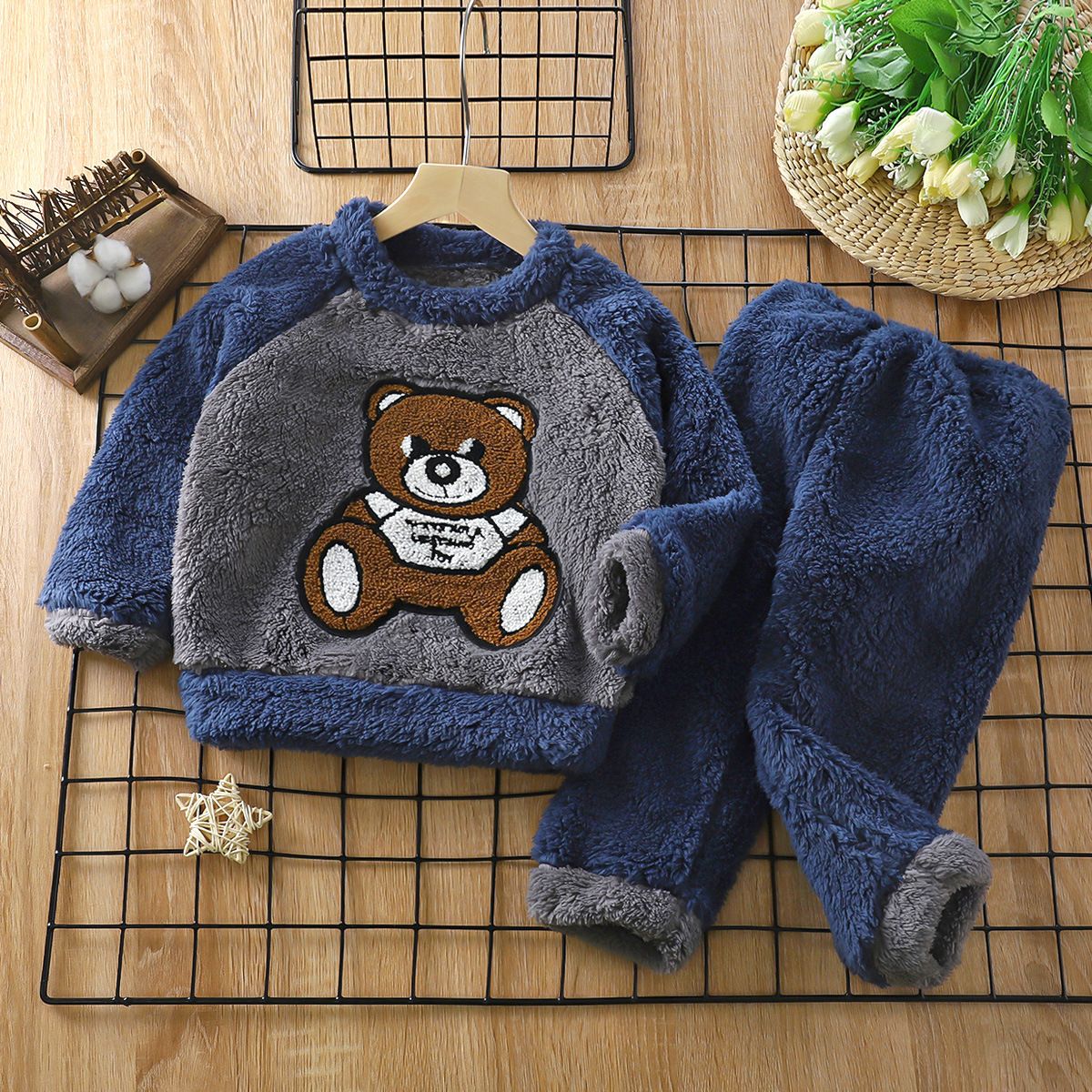 Autumn and winter children's velvet thickened pajamas for boys and girls baby velvet warm home clothes for small and medium children warm velvet pajamas