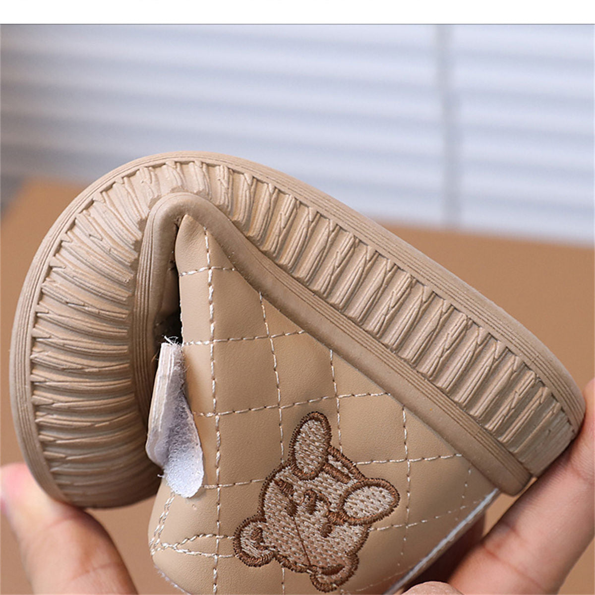 Children&#39;s winter velvet and cute embroidered bear waterproof soft-soled high-top sneakers