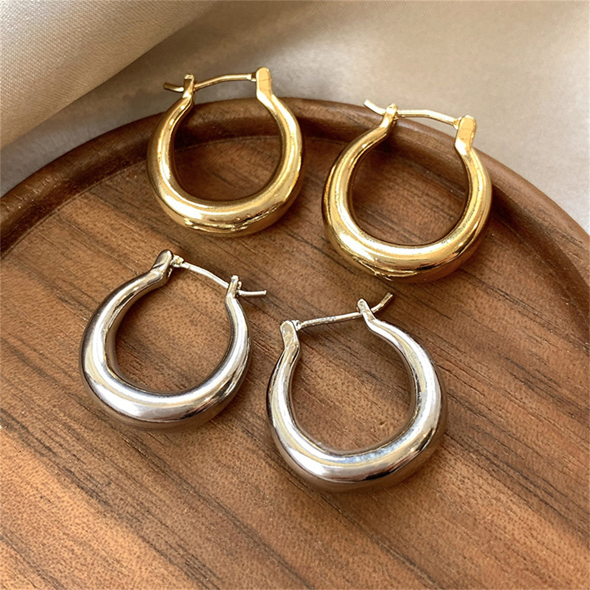 Women's simple and cool hoop earrings for daily outings