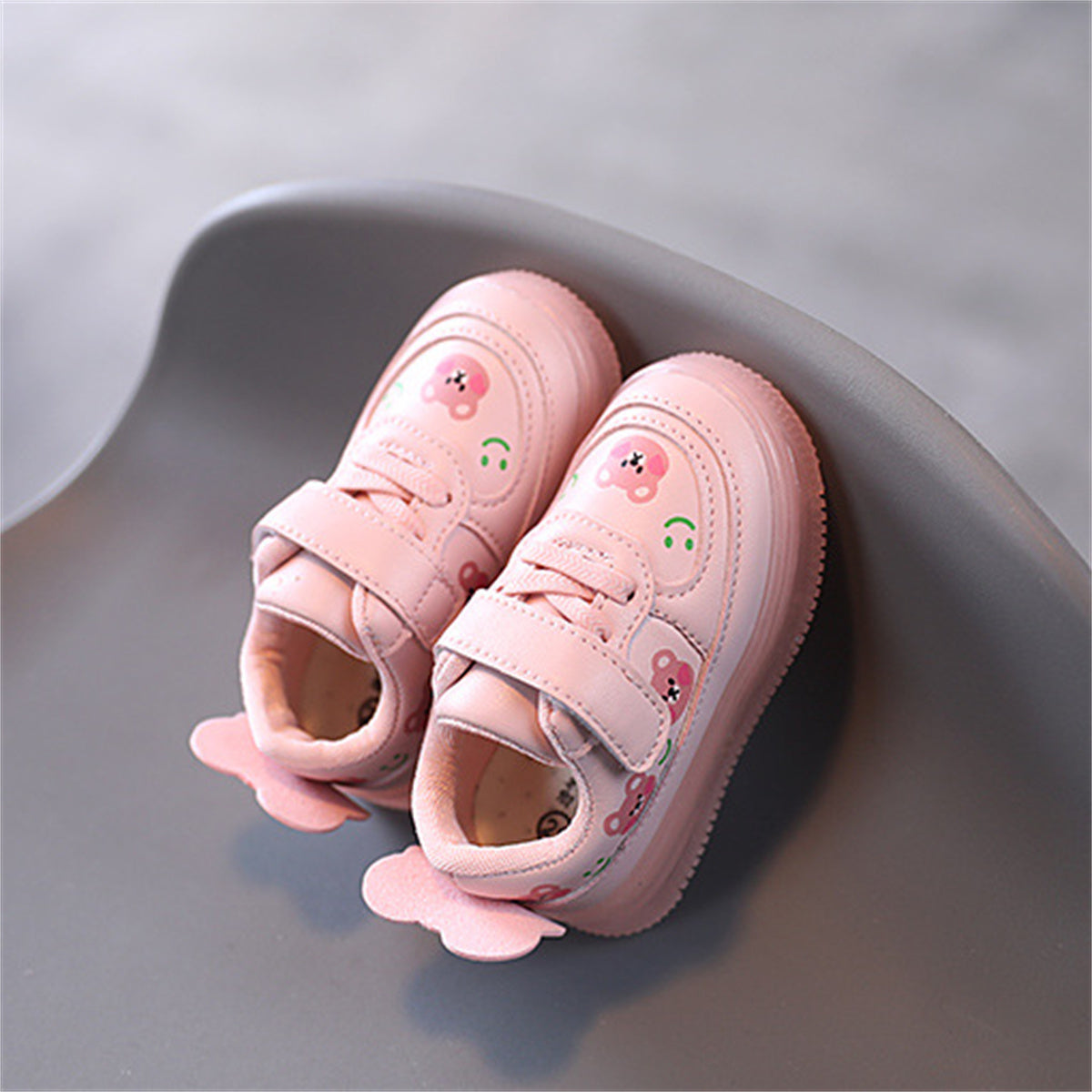 Cute pink bear style LED waterproof casual low-top sneakers for kids and girls