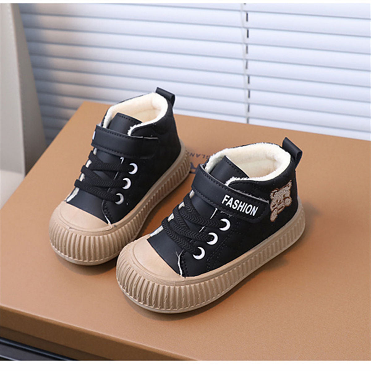 Children&#39;s winter velvet and cute embroidered bear waterproof soft-soled high-top sneakers