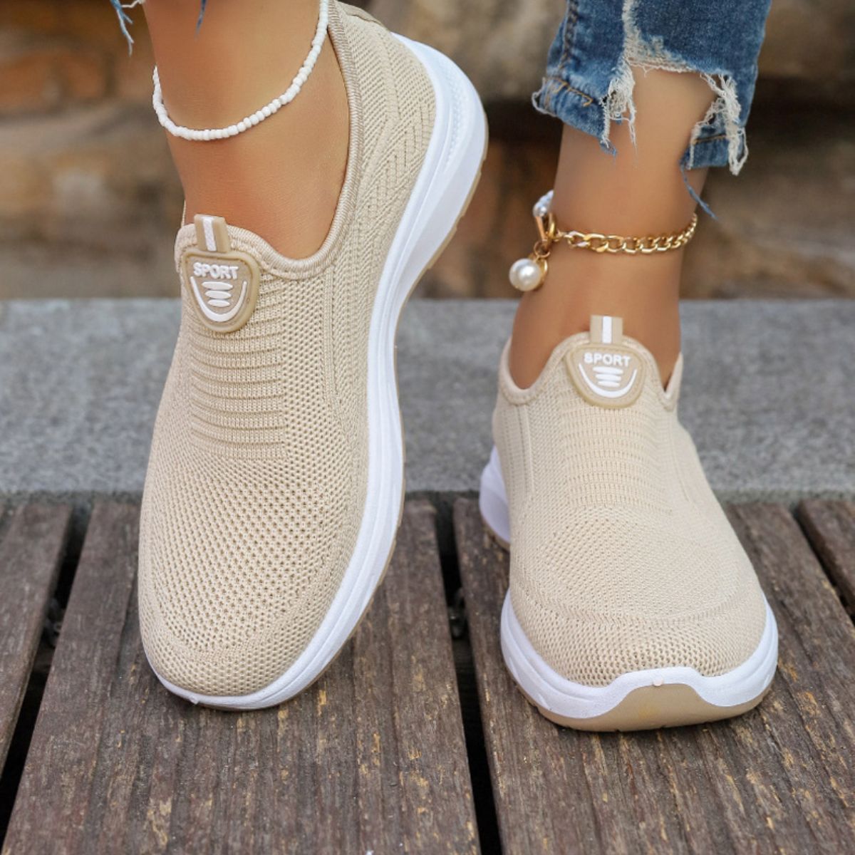 Comfortable flying woven slip-on shoes for mothers women