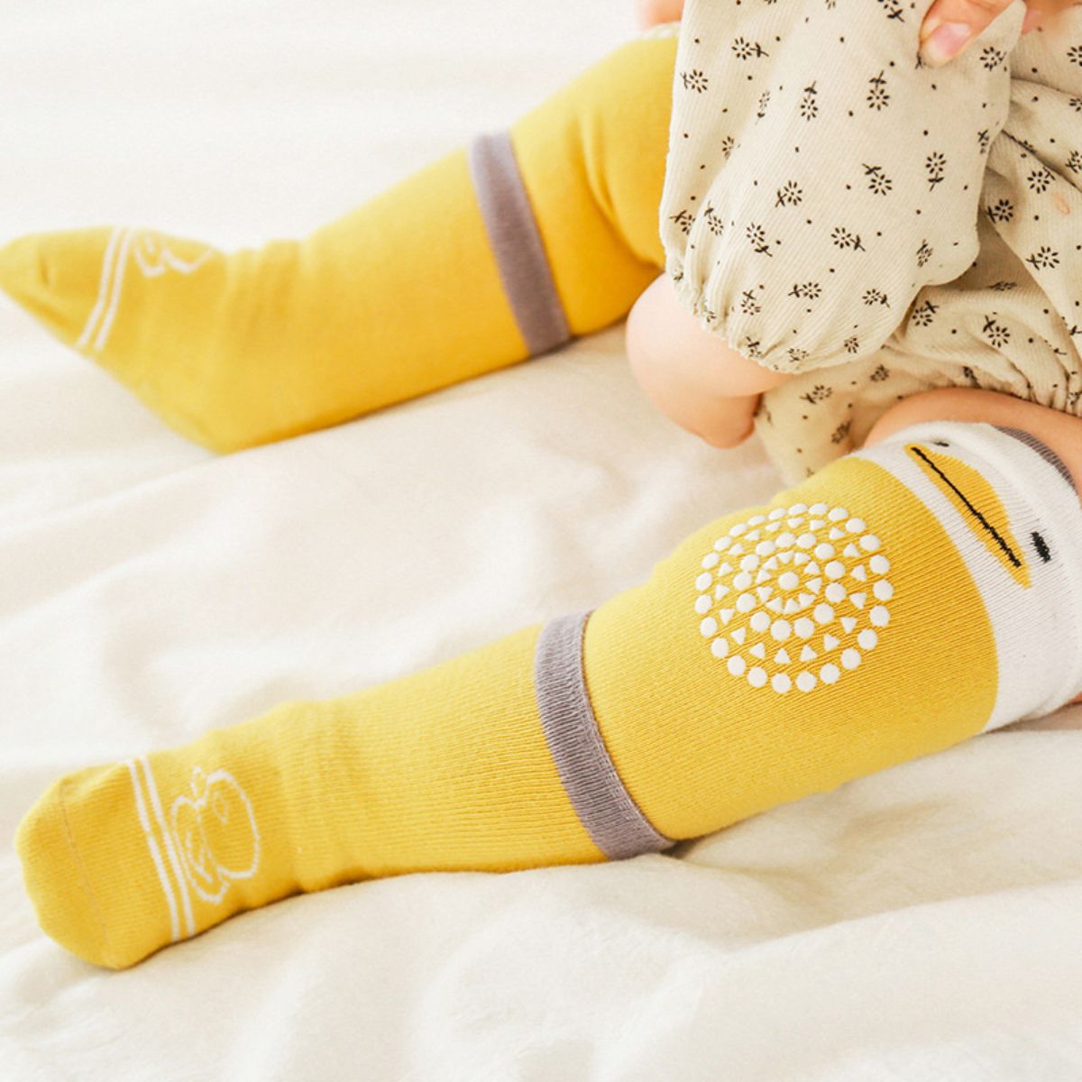 Infant and young children's non-slip knee-pad socks set