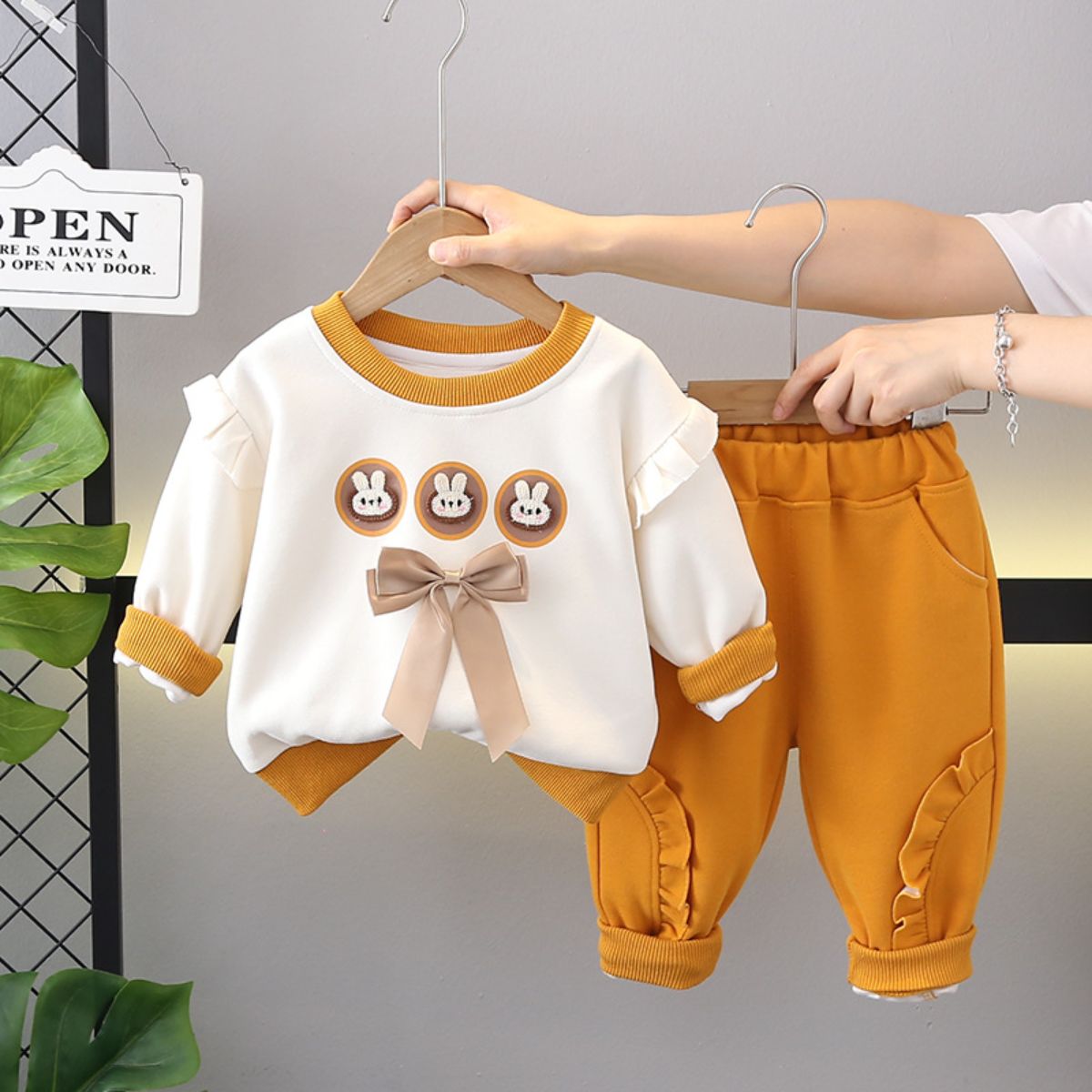 Children's Spring and Autumn Bowknot Long-sleeved Sweater Baby Suit Girls Fashionable Casual Pants Two-piece Suit