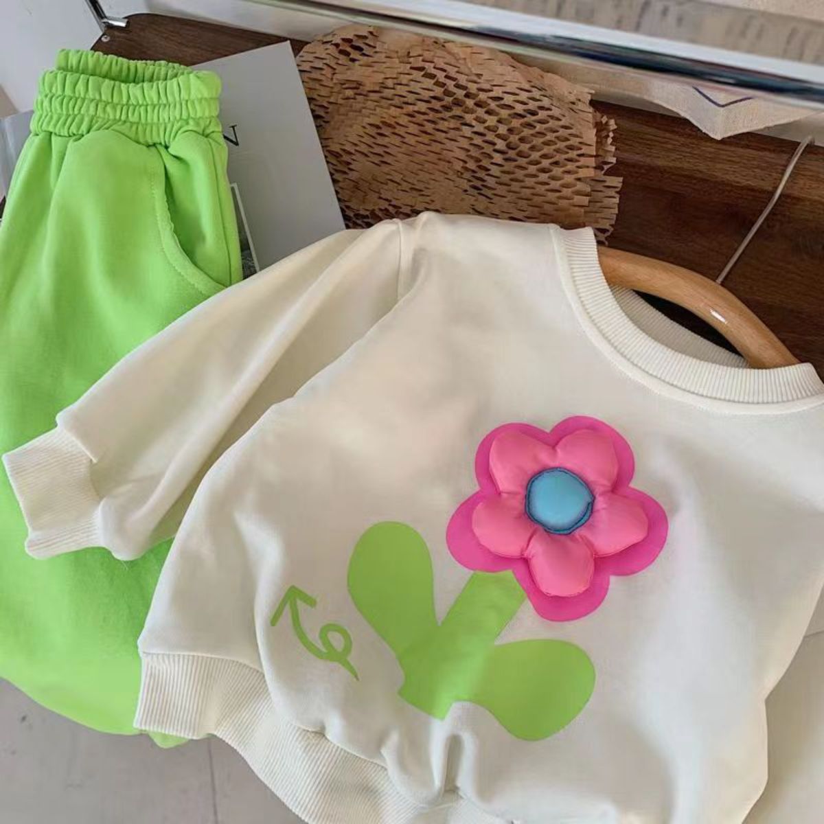 Girls suits new spring and autumn a complete set of children's three-dimensional flower sweater trousers two-piece suit