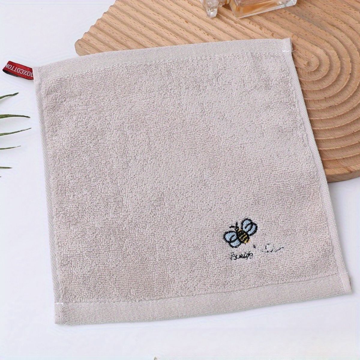 Embroidered cartoon cute cotton soft hangable absorbent children's square towel