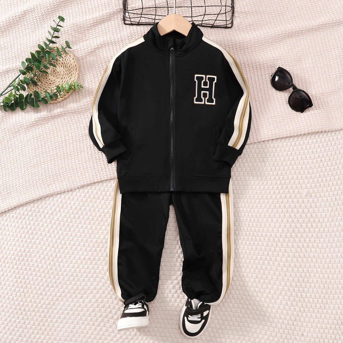 Boys' contrasting color sweatshirt suit