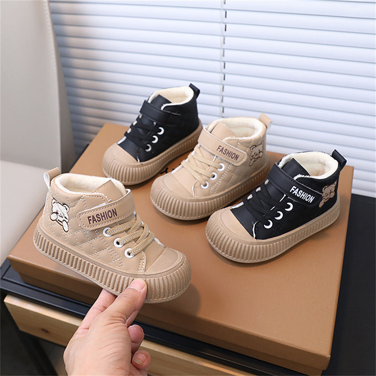 Children&#39;s winter velvet and cute embroidered bear waterproof soft-soled high-top sneakers