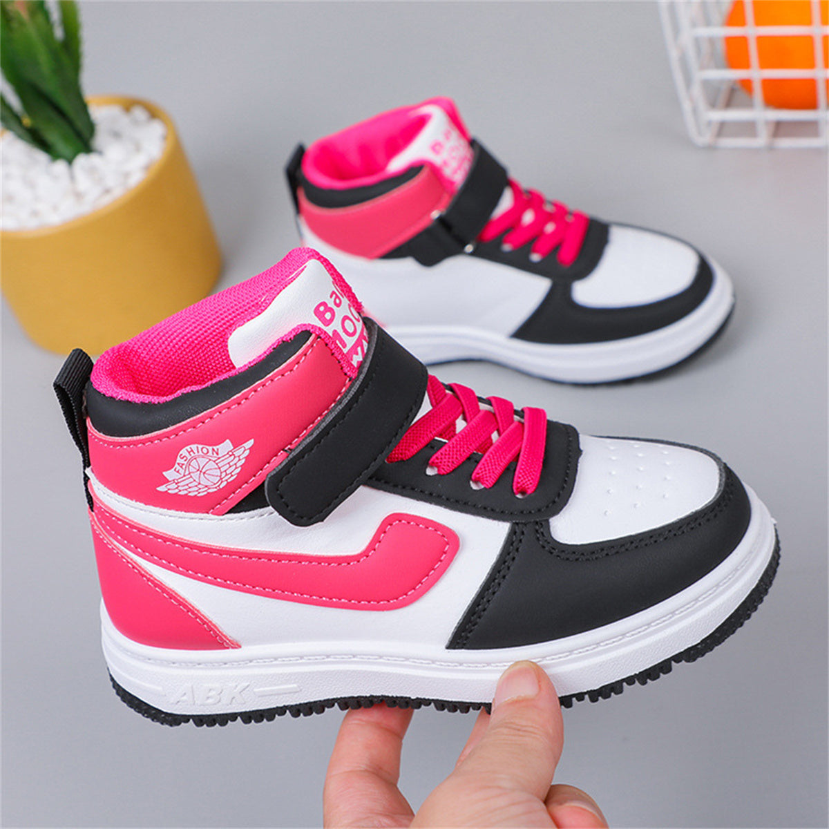 Medium and large boys and girls color matching simple urban style soft bottom high top sneakers