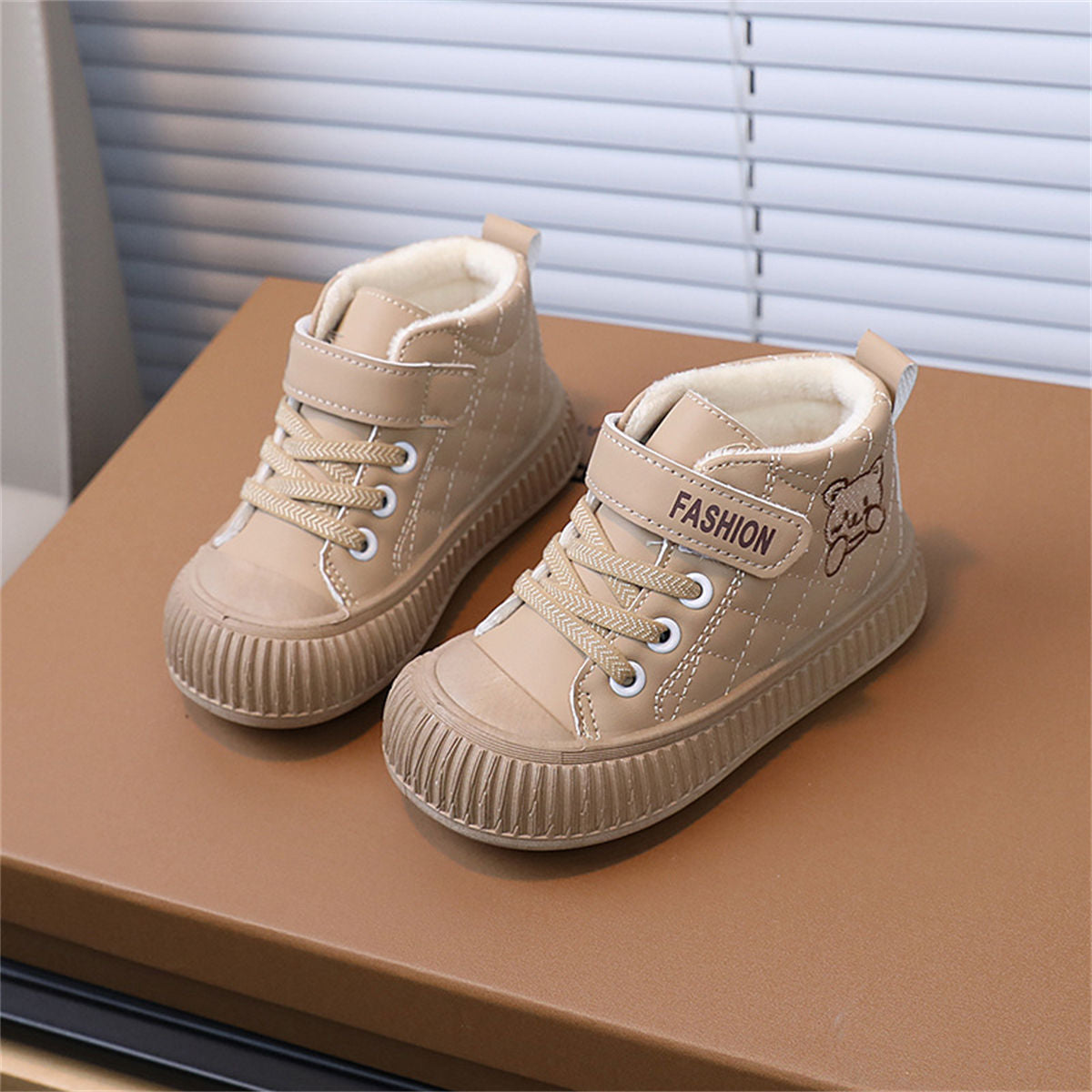 Children&#39;s winter velvet and cute embroidered bear waterproof soft-soled high-top sneakers