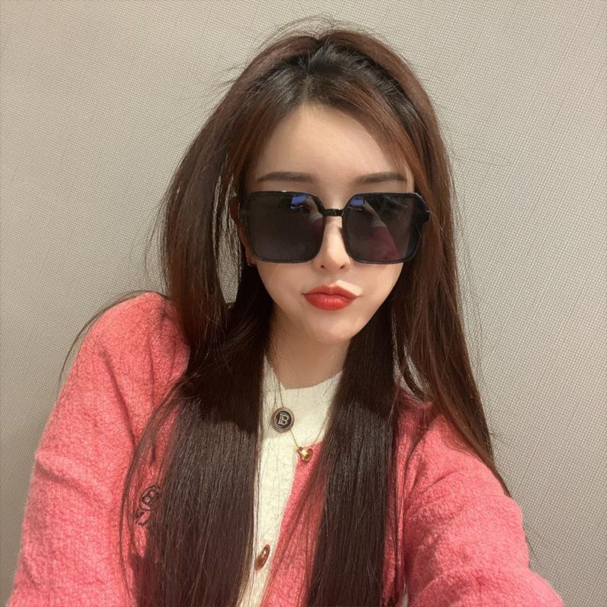 New retro large square frame makes your face look smaller, the same style as the Internet celebrities' sunglasses, essential UV protection sunglasses for women's outdoor wear