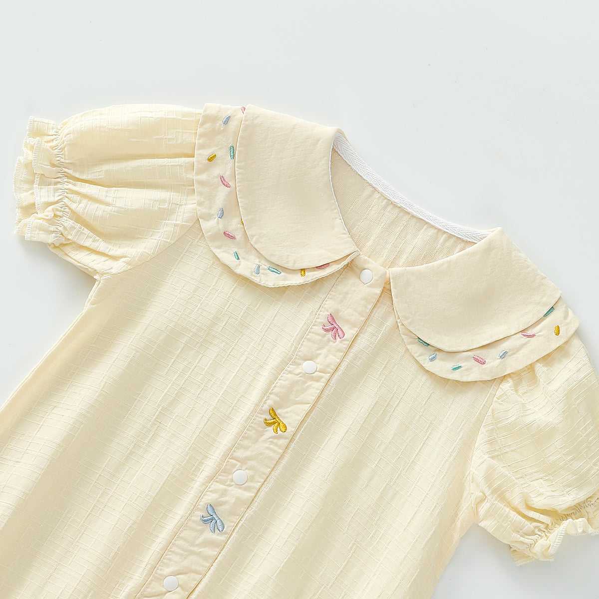 Short collar with shabby collar